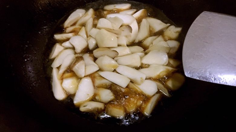 糖醋鸡腿菇（菌菇）,中火翻炒至鸡腿菇香味出来，倒入调匀的糖醋汁