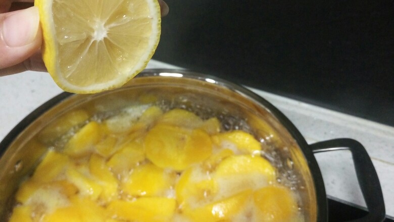 简单的黄桃罐头,将柠檬汁挤入锅中