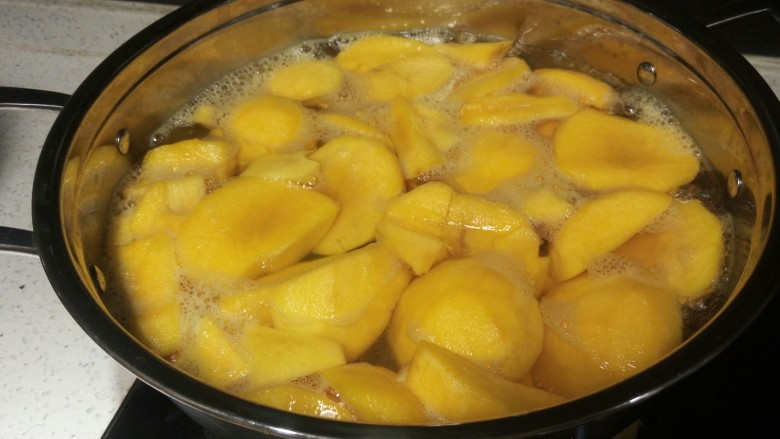 简单的黄桃罐头,大火煮开后转小火15分钟左右。不要煮的太烂了，口感就不好了。