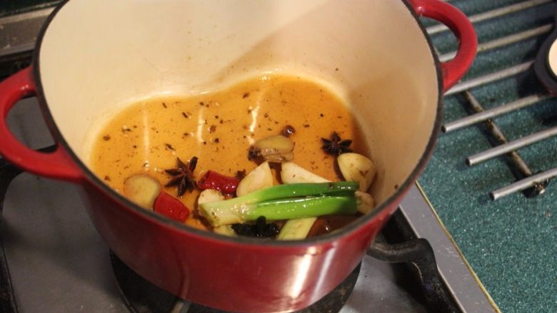 中式炖牛尾,将煎锅材料倒入炖锅。