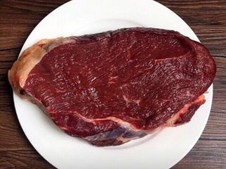 麻辣牛肉丝,准备牛肉一斤，要选购牛腱子肉，有条纹的那种。