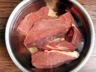 麻辣牛肉丝,把牛肉顺着切成小块，放水里泡一个小时，中间换几次水，让牛肉更好去血水。