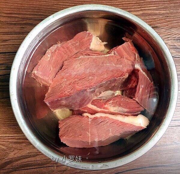 麻辣牛肉丝,把牛肉顺着切成小块，放水里泡一个小时，中间换几次水，让牛肉更好去血水。