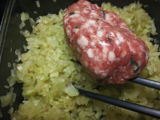 西瓜皮饺子,肉馅我是提前准备好的，盐，黄酒，淀粉，蛋清，胡椒，鸡精，自己葱姜碎，搅拌起劲。因为提前准备的所以没有放生抽，那么后期要加。
