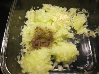 西瓜皮饺子,加胡椒，鸡精，拌均匀。之前用盐出过水了所以不要再放盐。