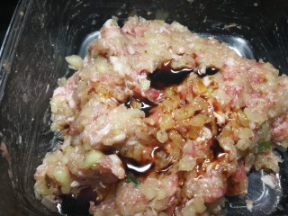 西瓜皮饺子,肉馅和碎瓜皮彻底融合后，加入生抽。