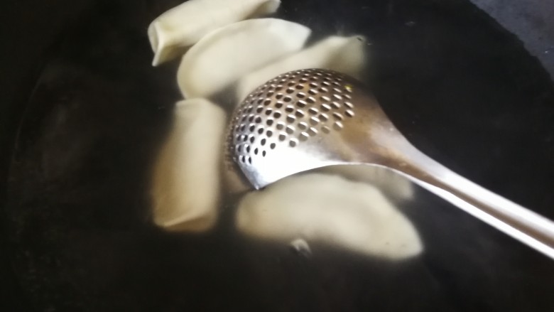 西瓜皮饺子,水煮开下饺子，马上用勺子背面沿着锅体推散开，防止粘锅以及饺子间粘连。