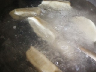 西瓜皮饺子,再开再加冷水一共加三次，再次煮开后水关火。