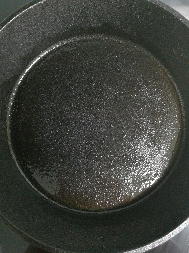 煎饼卷土豆丝,用刷子将油均匀的涂在锅底（切忌使用小火）