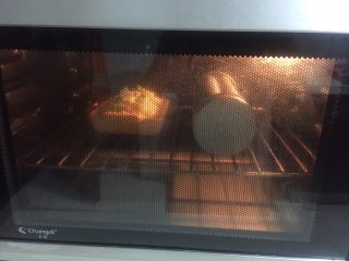 紫薯原味拼色梅花吐司（中种法）,烤箱起码提前十分钟预热，上下火170度烤35分钟左右。