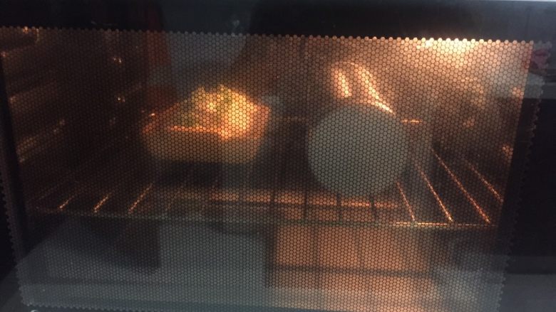 紫薯原味拼色梅花吐司（中种法）,烤箱起码提前十分钟预热，上下火170度烤35分钟左右。