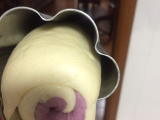 紫薯原味拼色梅花吐司（中种法）,盖上两头的盖子，放在温暖湿润处发酵至八九分满。