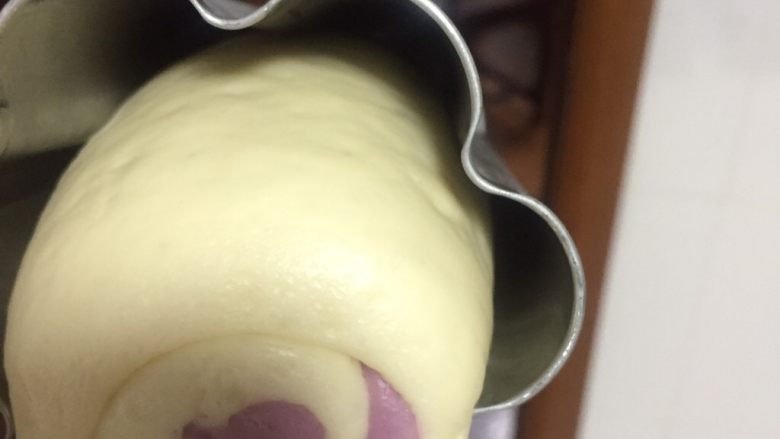 紫薯原味拼色梅花吐司（中种法）,盖上两头的盖子，放在温暖湿润处发酵至八九分满。