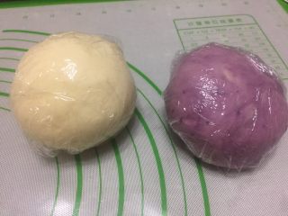 紫薯原味拼色梅花吐司（中种法）,分出一个120克的面团把紫薯泥揉进去，整理成光滑的面团盖保鲜膜，静止松弛20分钟。
