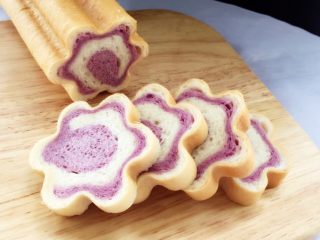 紫薯原味拼色梅花吐司（中种法）,也可以装保鲜袋密封第二天吃。