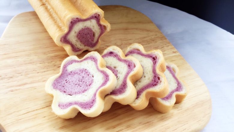 紫薯原味拼色梅花吐司（中种法）,也可以装保鲜袋密封第二天吃。