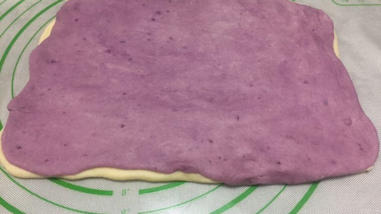 紫薯原味拼色梅花吐司（中种法）,紫薯的面团同样擀成面片铺在原色面片上。