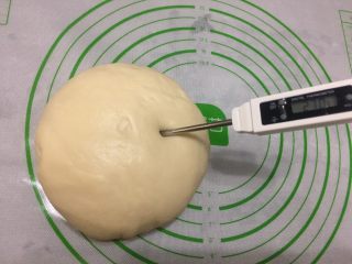 紫薯原味拼色梅花吐司（中种法）,夏天可以酵母晚一点再放，揉面的过程面团温度控制在28度以下。
