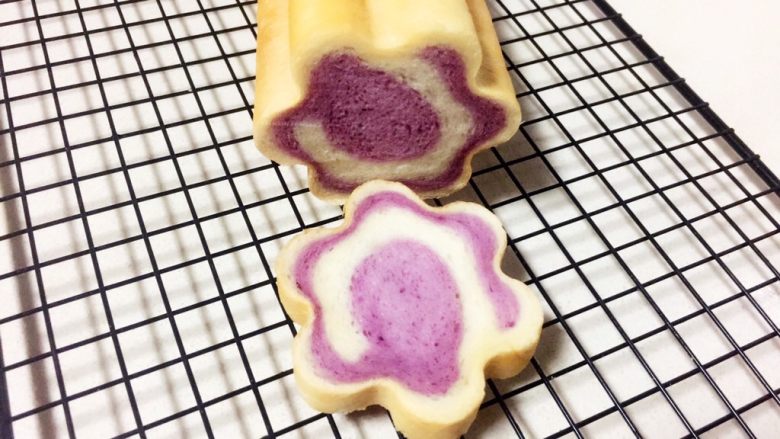 紫薯原味拼色梅花吐司（中种法）,放至稍微有点余温时可以切片食用了。