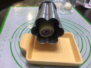 紫薯原味拼色梅花吐司（中种法）,把整形好的面团装进模具，收口的地方朝下。
记得模具事先涂抹油，方便脱膜。