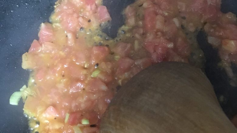 疙瘩汤,放入西红柿碎 炒熟红色，加适量酱油