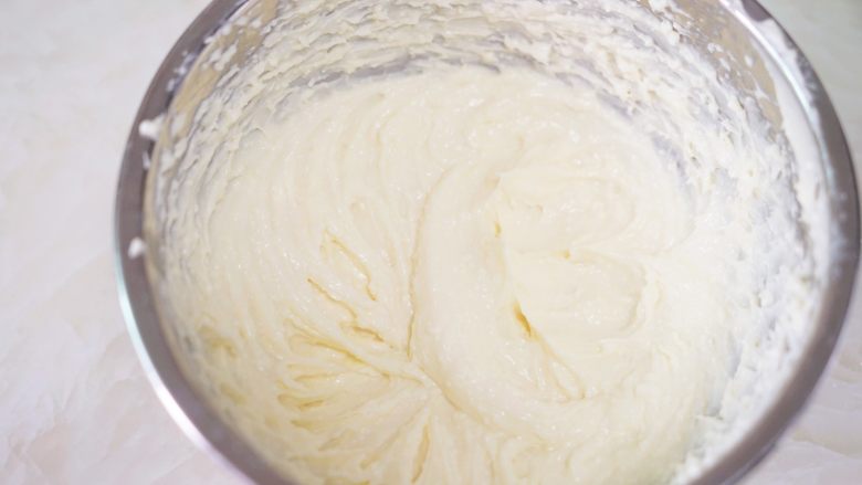 奥利奥芝士纸杯蛋糕,直至将奶油奶酪搅拌至细腻顺滑无颗粒，关火（或者也可以直接将室温软化的奶油奶酪加糖，用电动打蛋器搅打至顺滑）
