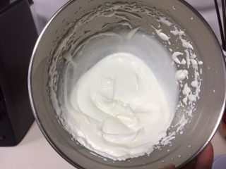 抹茶酸奶双色吐司,淡奶油打发至出现纹路就可以了。