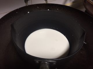 抹茶酸奶双色吐司,现在做抹茶慕斯，
牛奶倒入奶锅里。
