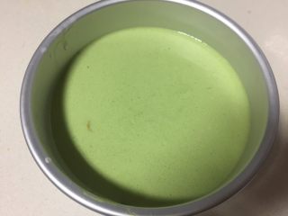 抹茶酸奶双色吐司,酸奶慕斯凝固后再把抹茶慕斯倒入冷藏两小时两小时即可。