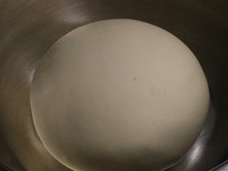 豆沙蘑菇包,放盆里进行发酵，发至两倍大。热天室温发酵，盖在湿布，大概三十多分钟，时间不是固定的，和室温和湿度都有关系。