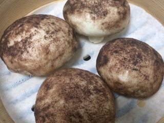 豆沙蘑菇包,晾到有点微温用保鲜袋装起来，要吃的话再蒸热就可以了，吃不完的放冰箱冷藏。想吃就开蒸。