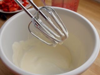 草莓冻芝士,10.将淡奶油打发到约5分发，就是划出来的纹路立即消失，提起打蛋头慢慢滴落。