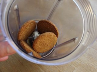 草莓冻芝士,1.燕麦饼干用料理机打碎。注：也可用擀面杖擀碎，饼干还可用消化饼干或奥利奥饼干。