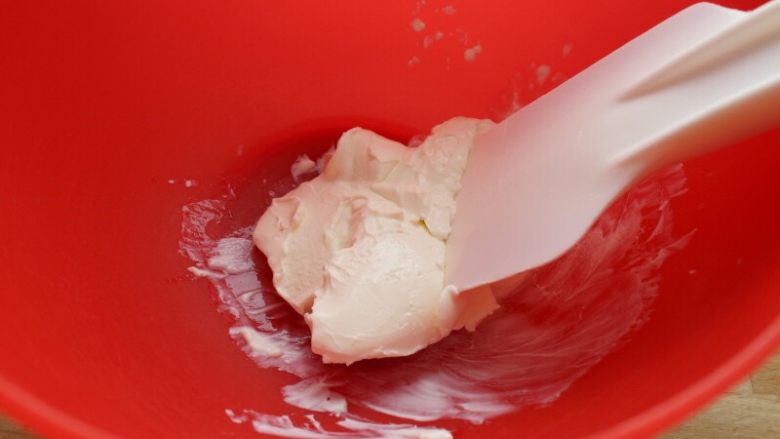 草莓冻芝士,5.取80克软化的奶油（PHILADELPHIA）用打蛋器低档打顺滑。