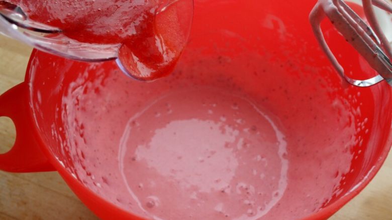 草莓冻芝士,6.然后分多次加入草莓汁，每加一次都用打蛋器低档打顺滑。