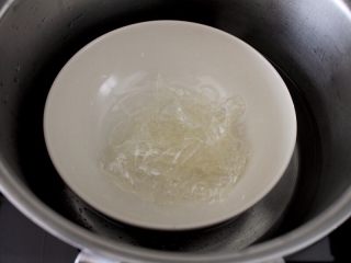 草莓冻芝士,7.吉利丁片用冷水泡软，沥干水，然后隔水加热至融化。注：只要融化就取出，温度过高会影响吉利丁的凝固效果。