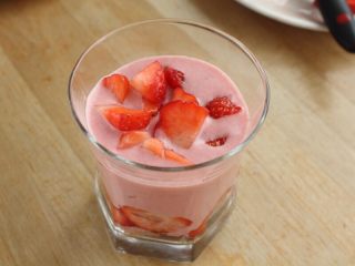 草莓冻芝士,15.再倒一层草莓芝士慕斯馅，撒些草莓粒。