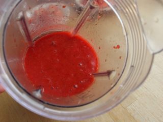 草莓冻芝士,4.取150克草莓的边角料加糖约15克打汁。
