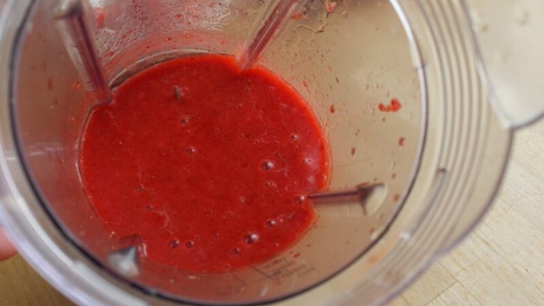 草莓冻芝士,4.取150克草莓的边角料加糖约15克打汁。