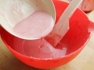 草莓冻芝士,然后再回到草莓芝士糊中快速搅拌均匀，放置一边。