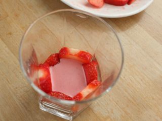 草莓冻芝士,13.倒些草莓芝士慕斯馅在杯中。
