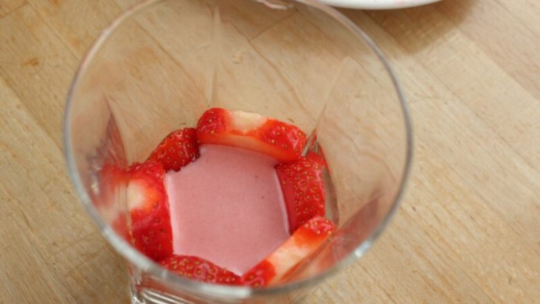 草莓冻芝士,13.倒些草莓芝士慕斯馅在杯中。
