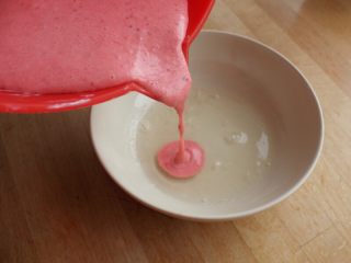 草莓冻芝士,8.取一部分的草莓芝士糊与融化的吉利丁液混合均匀。