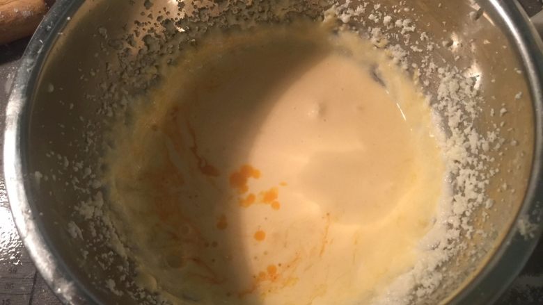 法式乳酪月饼,分次加入蛋黄液拌匀