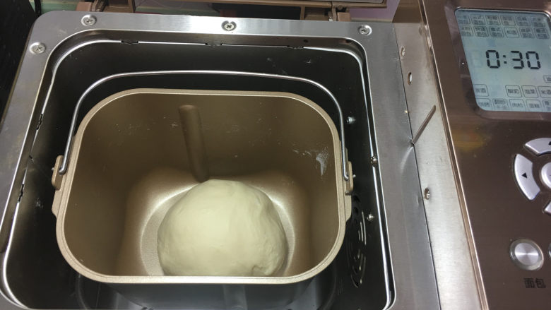 白面包小吐司,然后将面团整理好放回面包机内进行一次发酵，使用面包机发酵菜单，时间为30分钟。