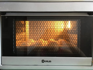 白面包小吐司,放入提前预热的烤箱中进行烘烤，下管温度为170度，上管温度为150度，时间为20分钟。