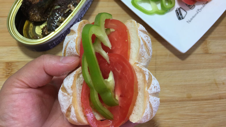 沙丁鱼三明治,先加入适量青椒和西红柿片。