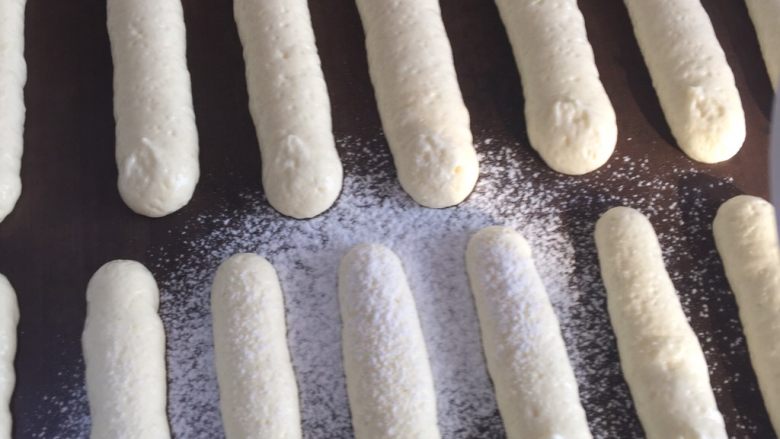 手指饼干装饰饼干辅食饼干,表面筛入一些糖粉