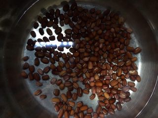薏米红豆山药糕,泡好的红豆放高压锅压熟（上汽转小火20分钟）其实可以把薏米红豆一起压出来，因为后来我发现薏米被不被红豆染红实在没啥分别…