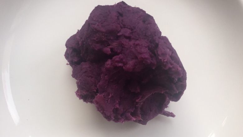 乾坤芝麻薯香,紫薯选小个子的，蒸熟去皮，捣成泥；